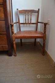 Sedia con braccioli in legno massello.