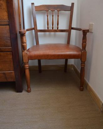 Sedia con braccioli in legno massello.