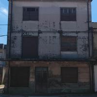 Casa da ristrutturare con garage e ampia corte