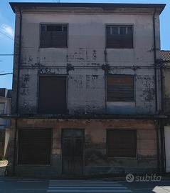 Casa da ristrutturare con garage e ampia corte