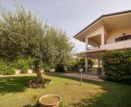 Villa Trifamiliare con Giardino