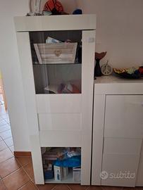 Mobile bianco con vetrina ikea