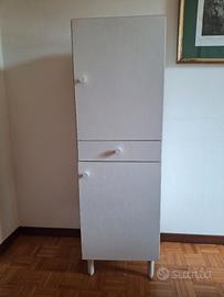 Mobile bianco a due sportelli e cassetto