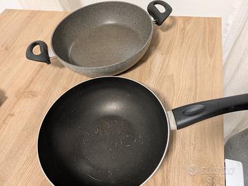 Casseruola e wok con coperchio