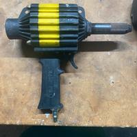 Rivettatrice pneumatica professionale