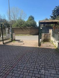 Box / Garage di 300 m² a Roma