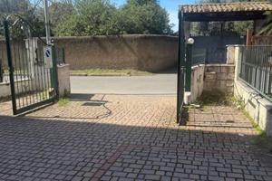 Box / Garage di 300 m² a Roma