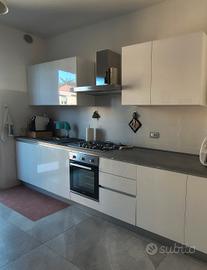 Cucina lineare bianca (già smontata)