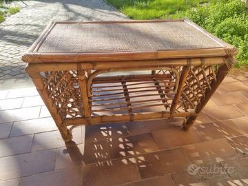 Tavolino in vimini portaoggetti