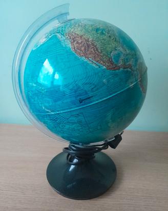 Mappamondo con illuminazione interna