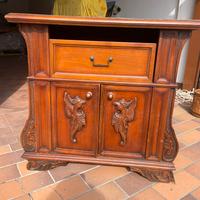 Mobile vintage in legno intagliato da restaurare