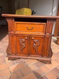 Mobile vintage in legno intagliato da restaurare