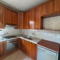 Cucina completa in legno con tavolo,elettrodomesti