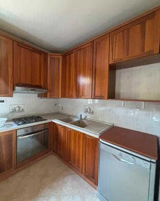 Cucina completa in legno con tavolo,elettrodomesti