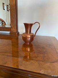 Piccola brocca in rame vintage con coperchio
