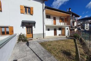 AMPIA CASA IN LINEA CON CORTE E GIARDINO DI PRO...