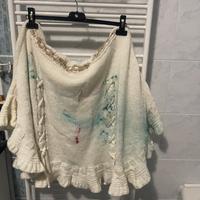 Mantella di lana bianca fatta a  mano con pittura
