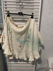 Mantella di lana bianca fatta a  mano con pittura