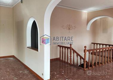 Villa di 300 m² con più di 5 locali e box auto a R