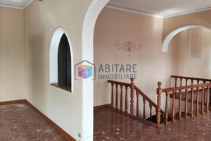 Villa di 300 m² con più di 5 locali e box auto a R