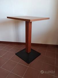 Tavolino da bistrot con base in metallo