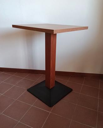 Tavolino da bistrot con base in metallo