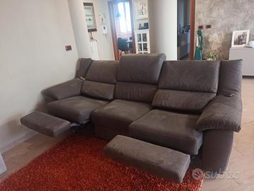 divano con 2 sedure relax