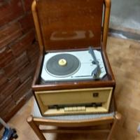2 radio in legno con giradischi anni 50