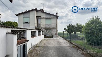 CASA SINGOLA SU DUE LIVELLI CON AMPIO SCOPERTO