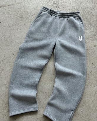 Pantalone di tuta grigio con ricami