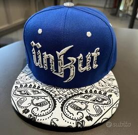 Cappello blu nuovo