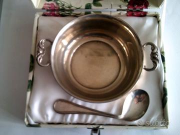 Ciotola e cucchiaio storto in argento