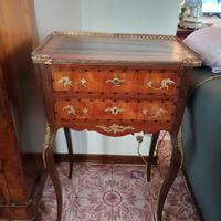 Tavolino con cassetti 