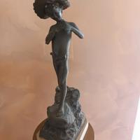 statua in bronzo con base di marmo