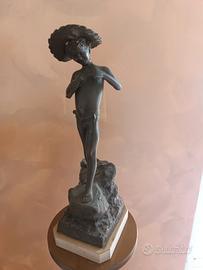 statua in bronzo con base di marmo
