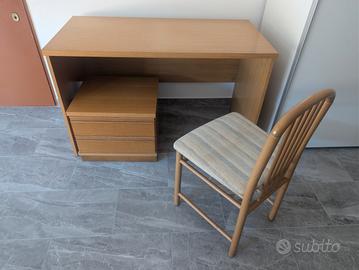 scrivania con comodino e sedia