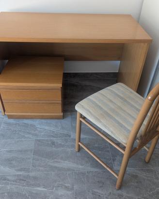 scrivania con comodino e sedia