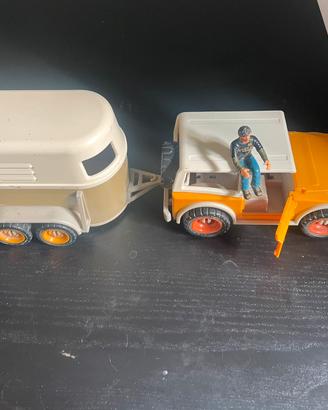 Jeep e trasporto cavalli con driver