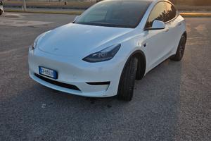 Tesla Y long range con gancio traino