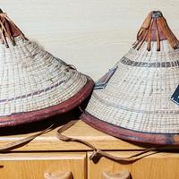 Coppia di cappelli asiatici conici