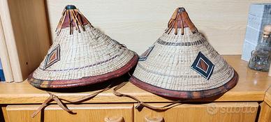 Coppia di cappelli asiatici conici