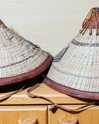 Coppia di cappelli asiatici conici