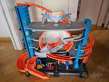 Pista Hot Wheels City Garage acrobazie con squalo