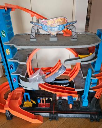 Pista Hot Wheels City Garage acrobazie con squalo