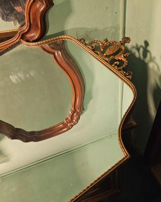 Specchio in ottone con cornice decorata