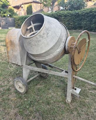 Betoniera elettrica 140L robusta e funzionante