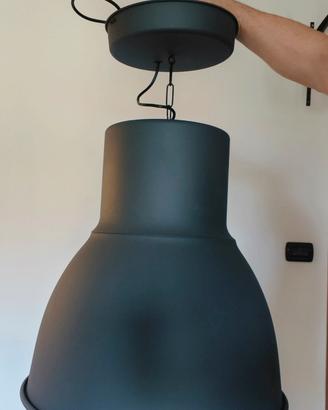 Lampada a sospensione industriale nera