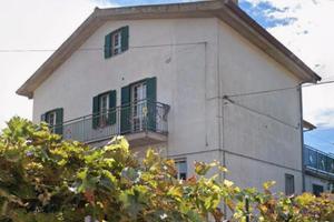 Casa indipendente bifamilare