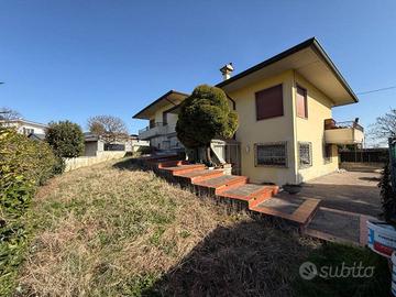 Casa indipendente di 707 m² con 4 locali e posto a