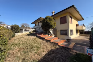 Casa indipendente di 707 m² con 4 locali e posto a